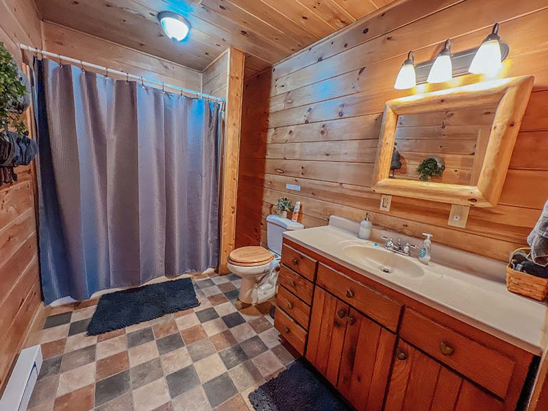 Cuddle Bug Cottage - bathroom