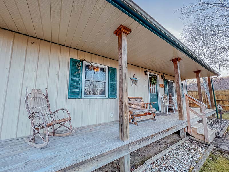 Cuddle Bug Cottage - front porch