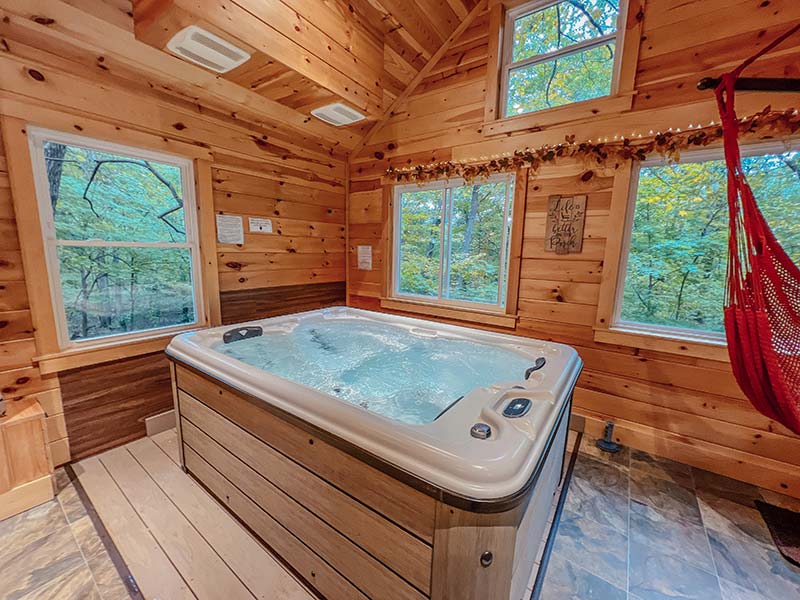 Lovers Loft Cabin - indoor hot tub